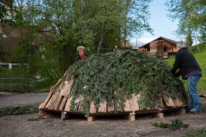 Zusammen mit der Köhlerin Doris Wicki wird ein 5 Ster Meiler aufgebaut.